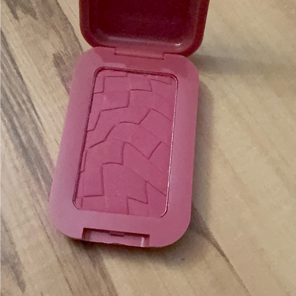 NYX buttermelt blush - Picture 3 of 5